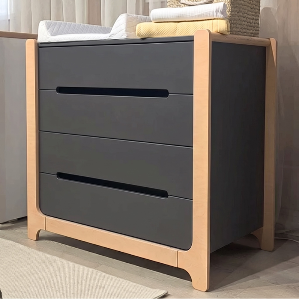 Komoda se 4 zásuvkami Markito Gekko. 90x53x86cm. Tmavě šedá / Přírodní buk